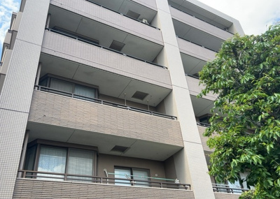 【バルコニー】 | レクセルマンション小田急相模原 | 一般的なバルコニーは、奥行1.5ｍ程ですが、ワイルドバルコニーは2ｍまで広がっています。そのため洗濯物の間隔をあけ干すことができ、乾きやすいというメリットや、ガーデニングが楽しめる等の特徴があります。