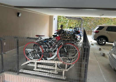 【駐車場】 | レクセルマンション小田急相模原 | 車一台あたりに必要なスペースは、標準サイズの普通自動車で横幅2m50cm、長さ5mは必要になります。ただし、乗降のことも考慮して横幅3m30cm、長さ5m50cmほどは確保できるところを選びましょう。
