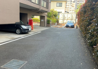 【駐車場】 | レクセルマンション小田急相模原 | 駐車場と明記されていても、最小スペースでつくられた駐車場だと大型車は駐車できなかったり、出入りしにくくなったりする可能性があります。お車のサイズと購入したい物件の駐車場のサイズを現地で確認しましょう。