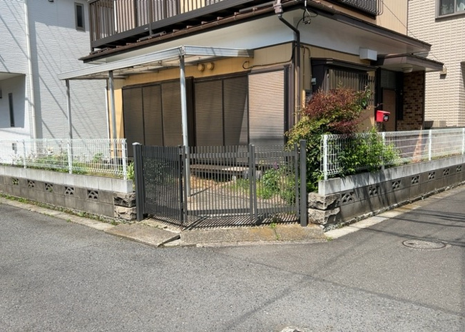 【外観】 | 現地に行くなら、物件の周囲の地形がどうなっているかを見ることも大切です。周辺より低くなっている土地では、大雨などで水が集まりやすいため、地盤が弱くなっているということも考えられるため、注意が必要です。