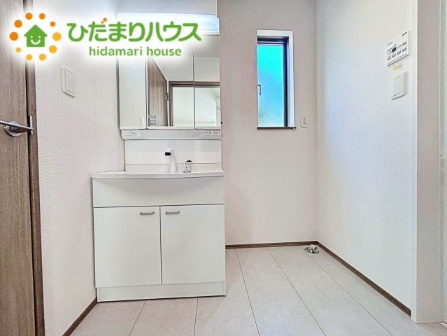 【独立洗面台】 | 水戸市堀町2086番　新築戸建　A号棟 | 三面鏡は自分では見えにくいところまで見ることができるので、身だしなみを整える際などにはとても便利です(*^^*)
