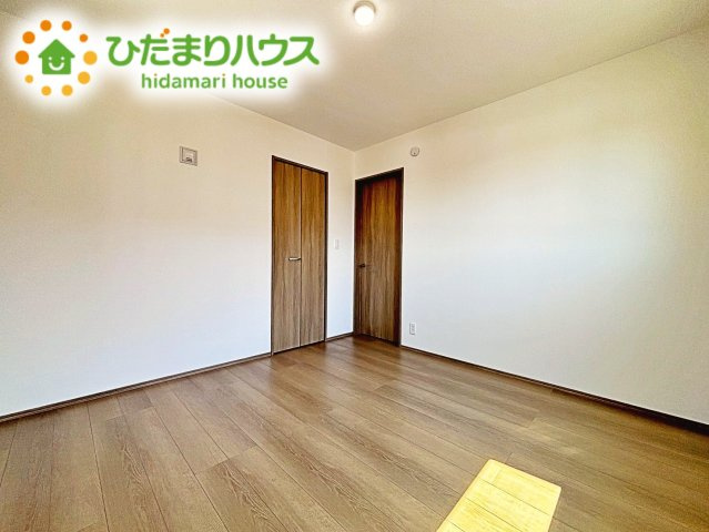 【寝室】 | 水戸市堀町2086番　新築戸建　A号棟 | 2面採光を確保した明るい室内は、風通しも良く、大変居心地の良い空間となっております。