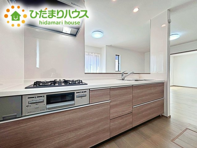 【キッチン】 | 水戸市堀町2086番　新築戸建　A号棟 | 広々として使い勝手のよい明るく開放的なキッチン
