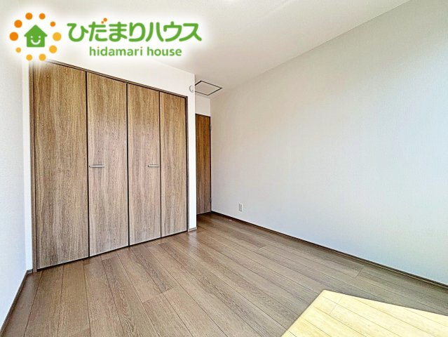 【洋室】 | 水戸市堀町2086番　新築戸建　A号棟 | 洗練された空間にやわらかい光が差し込み、お気に入りの家具や小物が映えます。