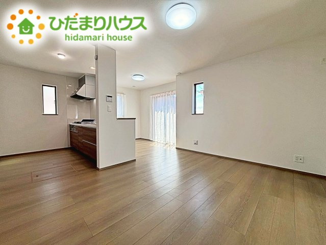 【居間・リビング】 | 水戸市堀町2086番　新築戸建　A号棟 | 家族との大切な時間を多く過ごすリビング。ゆったりとした広さのある空間で会話も弾みます♪大きい窓からは明るい日差しが差し込みます。居心地の良いリビングでおうち時間を楽しんで！
