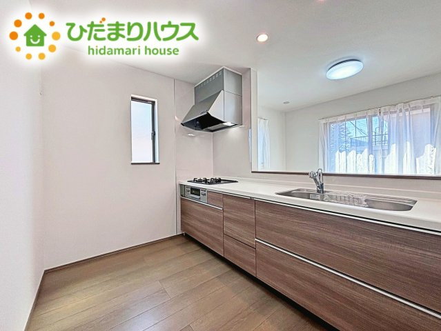 【キッチン】 | 水戸市堀町2086番　新築戸建　A号棟 | 家族でのコミュニケーションがとれる対面型システムキッチン。横一列にシンクとコンロをまとめたシンプルな形です。動きやすさとスタイリッシュなデザインが魅力。