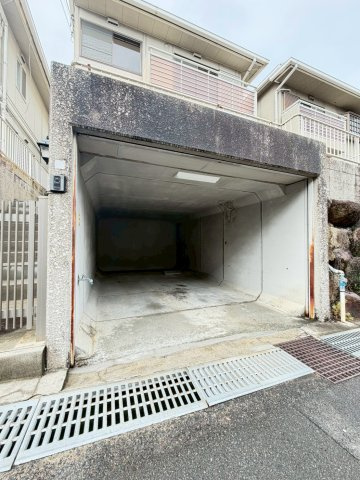 南春日丘３丁目貸家の駐車場