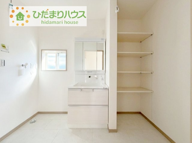 【独立洗面台】 | ⽜久市⽥宮町第1期　新築戸建 | ゆったりとした洗面所には物入れを完備！タオルや洗剤をしまえます(^^)/