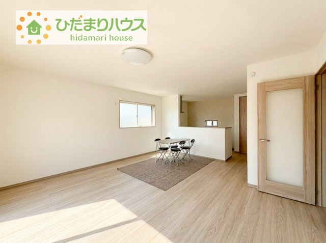【居間・リビング】 | ⽜久市⽥宮町第1期　新築戸建 | お子様が元気に遊べる広々としたリビングです！