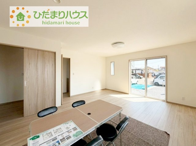 【居間・リビング】 | ⽜久市⽥宮町第1期　新築戸建 | リビングの大きな窓からは、暖かな日の光が降り注ぎます・・・