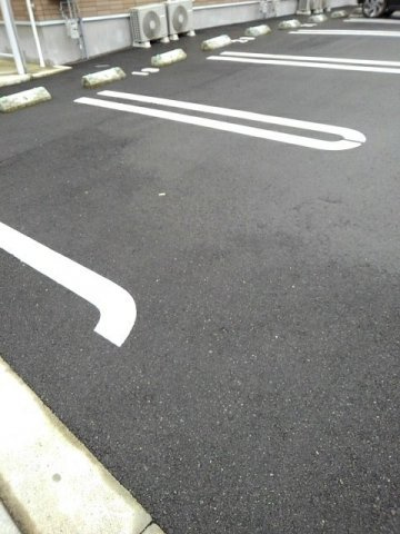 クラール　安宅Ｄの駐車場