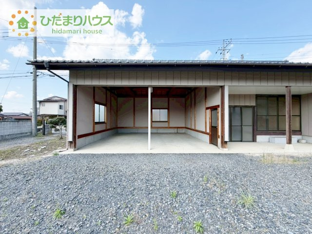 【駐車場】 | 桜川市岩瀬　中古戸建 | ガレージ付で洗車やタイヤ交換もラクラク！！
