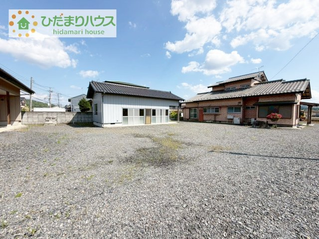 【駐車場】 | 桜川市岩瀬　中古戸建 | 敷地広々288坪！！
お友達や親戚が集まっても余裕で車を停めることができます！！