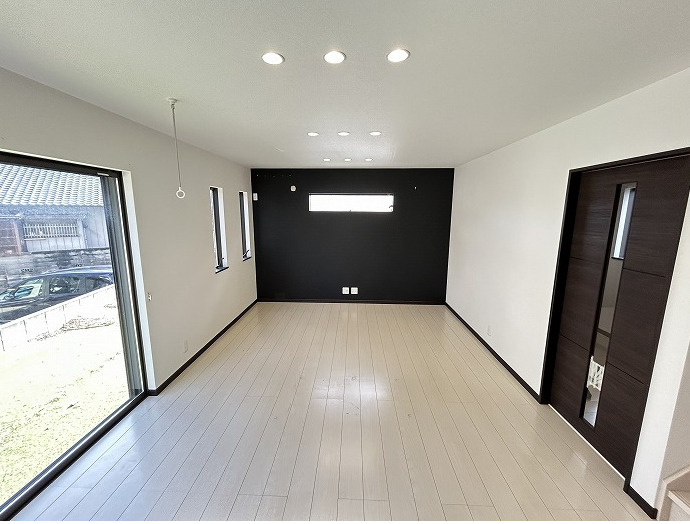 亀山市川崎町 中古戸建の居間・リビング