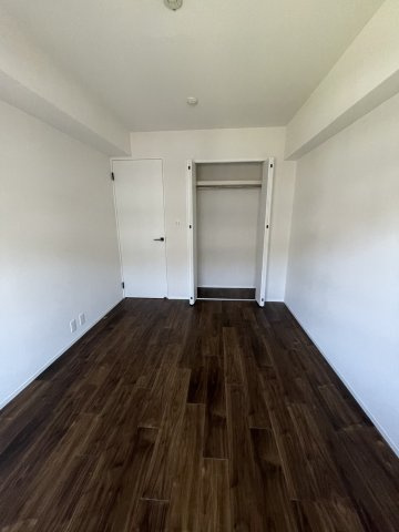 パーク・ハイム芦屋翠ヶ丘弐〇番地B棟の洋室|北側約6帖洋室。各居室にクローゼットがあります。