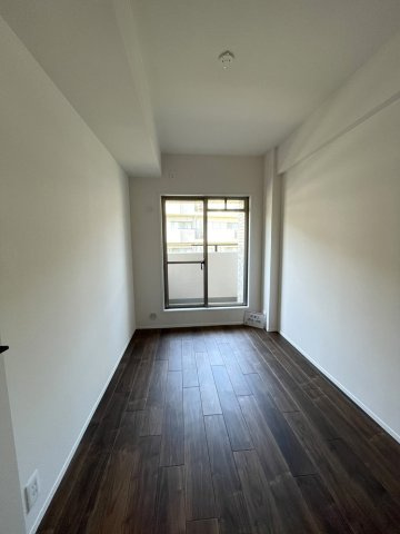 パーク・ハイム芦屋翠ヶ丘弐〇番地B棟の洋室|約4.4帖洋室。北側にもバルコニーがございます。