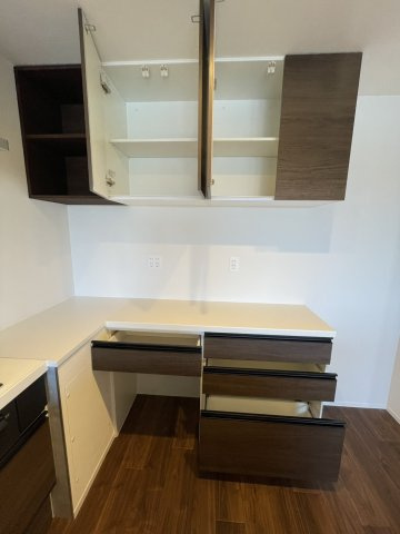 パーク・ハイム芦屋翠ヶ丘弐〇番地B棟のキッチン|収納もたっぷりのキッチンでうれしいですね。