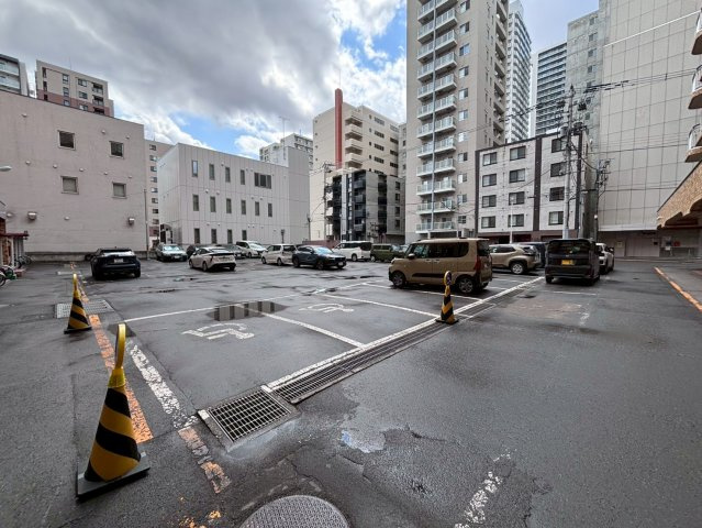 シャルム北4条の駐車場