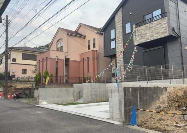 【前面道路含む現地写真】 | お持ちの車種によっては前面道路が広い方が便利でしょう。しかし、前面道路が広ければその分交通量が多くなるため、騒音などが気になる場合があります。実際に現地を見学し、周辺交通量や騒音などを確認しましょう！