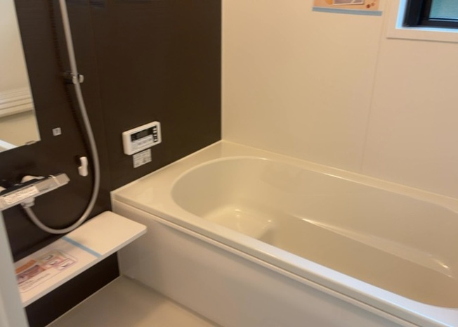 【浴室】 | 入浴時の快適さも大事なことですが、綺麗な状態を維持できなければ気持ちよく入浴できません。毎日の掃除が楽という点は大事なポイントになります！カビが生えにくく掃除がしやすい、壁や浴槽を選ぶといいでしょう。