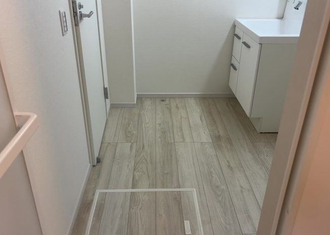 【脱衣所】 | 多くの戸建て住宅で見かける洗面脱衣所は、洗面台と洗濯機が2畳ほどのスペースに並べられていて、洗面所が脱衣所を兼ね備えている間取りが一般的です。お客様が利用することもある、パブリックな空間でもあります。