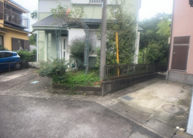 【構造・工法・仕様】 | 建物の基礎工事の方法は、主流となっているベタ基礎（防湿基礎）と布基礎の２種類に分類され、床下の通気性や耐久性などに違いがあります。建物の基礎部分の構造や付帯設備など詳細については現地でご確認ください。