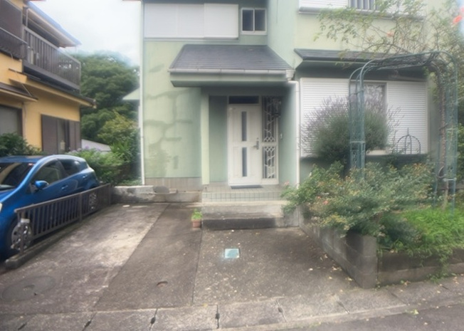【内装】 | 玄関ポーチにおいて最も重視すべきと言っても良いのが広さです。適切な広さの玄関ポーチでないと外見的なバランスは崩れてしまいますし、何より使いにくくなってしまいますので、現地で実際に下見をしてみましょう！