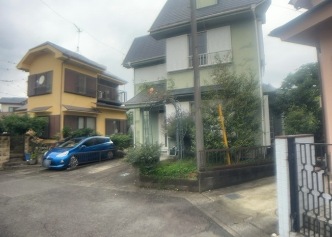 【前面道路含む現地写真】 | 南側道路の場合は長い時間光を入れ込むことができるため、庭やリビングを道路側に持ってくることが多く土地価格も高い傾向にあります。一方北側道路だとリビングや庭が南側になりプライバシーを守ることができます。
