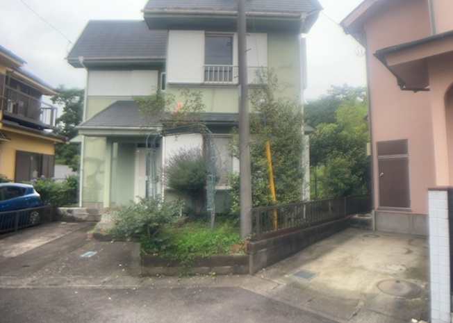 【前面道路含む現地写真】 | 東側道路の場合は居室を南向きに設計しやすいため、朝日が入りやすいというメリットがあります。一方、西側道路も東側同様に居室を南向きに設計しやすいのですが、住宅地だと朝日が入りにくいという弱点があります。
