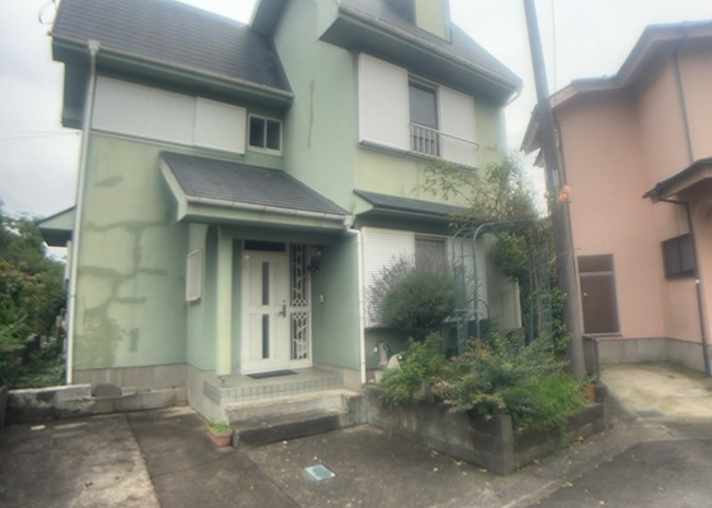 【庭】 | 庭のある家に住むことのメリットとして、子どもたちの遊び場を確保できること、ガーデニングや家庭菜園を楽しめること、明るさを確保できることがあります。また、配置を工夫することでプライバシーが確保できます。