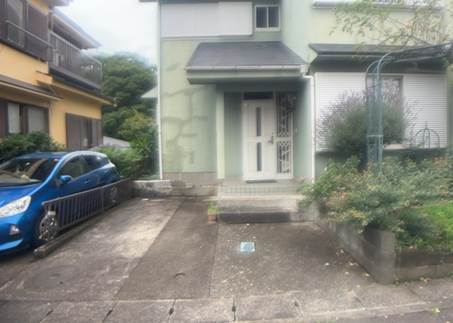 【玄関】 | 玄関は家の顔と言っても過言ではありません。現地を見学する際は玄関の広さや全体のバランスなどを見てみるといいでしょう。一般的なアプローチのしやすさだけではなく、お年寄りにも優しい設計のものだと安心です。