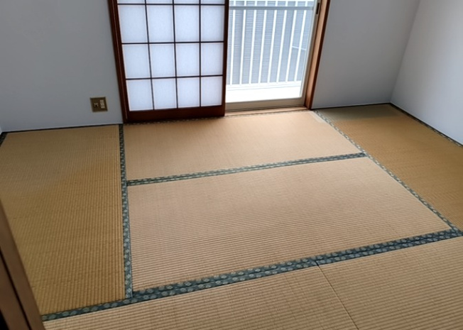 【寝室】 | 寝室でゆっくりと過ごすためにはベッド周りの適度な空間を担保することや窓の位置、照明の明るさ、寝室の広さなどを考える必要があります。自身や家族の構成とライフスタイルに併せて寝室にする部屋を選びましょう！