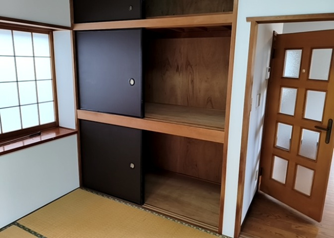 【収納】 | デザイン性を重視しすぎて収納が少なかった！なんてことにならないため、事前に現地で収納の数を確認しておくことをお勧めします。クローゼット以外にも床下収納や屋根裏収納、パントリーなどもチェックしましょう。