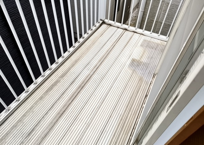 【バルコニー】 | バルコニーは、室外の専用スペースのうち、「屋根がなく開放された空間」であるものを指します。ベランダより広いタイプのものが多く、日当たりもよいため家庭菜園などを楽しみたい人にとって適した環境となります。