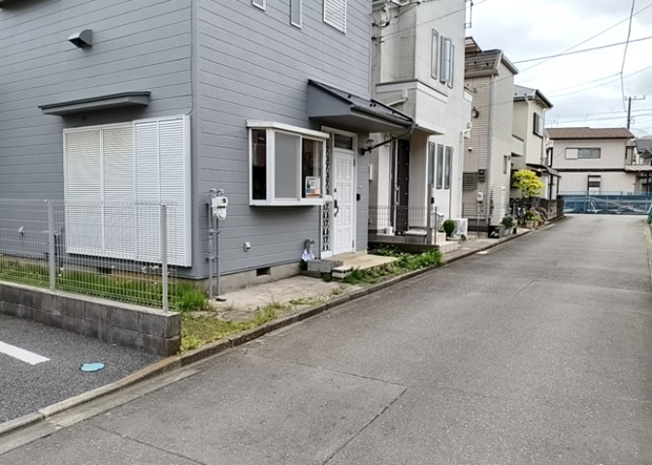 【前面道路含む現地写真】 | 住宅用の土地では前面道路に2m以上接していなければならないと法律で定められています。しかし、お持ちの車のサイズやライフスタイルなどにより、2mでは利便が悪い場合もございますので、事前に確認しましょう。