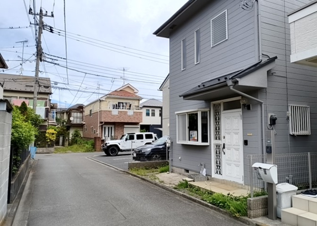 【前面道路含む現地写真】 | お持ちの車種によっては前面道路が広い方が便利でしょう。しかし、前面道路が広ければその分交通量が多くなるため、騒音などが気になる場合があります。実際に現地を見学し、周辺交通量や騒音などを確認しましょう！