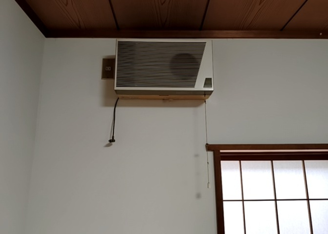 【冷暖房・空調設備】 | ２４時間換気と一般的な換気扇は役割が違います。２４時間換気は室内の空気を循環して、シックハウスや結露を防ぐ役割があるため常に動かす必要があります。一方の換気扇の役割は短期間で空気を入れ替えることです。
