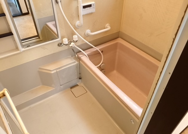 【浴室】 | 入浴時の快適さも大事なことですが、綺麗な状態を維持できなければ気持ちよく入浴できません。毎日の掃除が楽という点は大事なポイントになります！カビが生えにくく掃除がしやすい、壁や浴槽を選ぶといいでしょう。