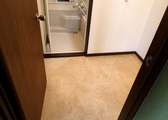 【脱衣所】 | 多くの戸建て住宅で見かける洗面脱衣所は、洗面台と洗濯機が2畳ほどのスペースに並べられていて、洗面所が脱衣所を兼ね備えている間取りが一般的です。お客様が利用することもある、パブリックな空間でもあります。