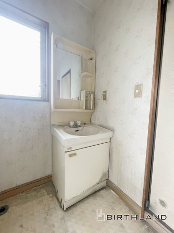 中古戸建・中古住宅　桐生市相生町2丁目　相生小学校・相生中学校の独立洗面台|窓付きの洗面室！