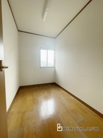 中古戸建・中古住宅　桐生市相生町2丁目　相生小学校・相生中学校の洋室|３帖の納戸。窓付きです。