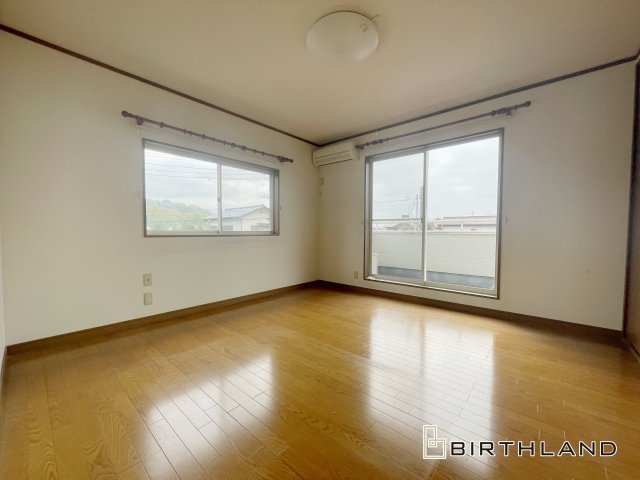 中古戸建・中古住宅　桐生市相生町2丁目　相生小学校・相生中学校の洋室|バルコニーに面しているので洗濯物干しなどにも便利！