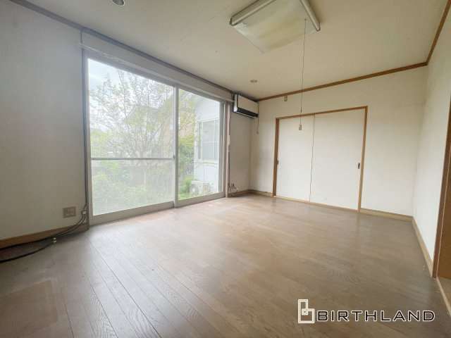 中古戸建・中古住宅　桐生市相生町2丁目　相生小学校・相生中学校の洋室|8.7帖の洋室になります！ダイニングキッチンの隣にあるのでリビングとしても使えます！
