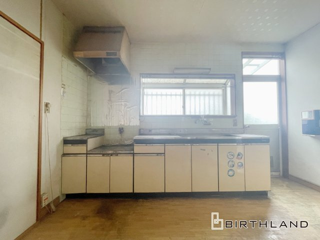 中古戸建・中古住宅　桐生市相生町2丁目　相生小学校・相生中学校のキッチン|ゴミ出しに便利な勝手口付き！工事のお見積もりもお気軽にご相談ください！