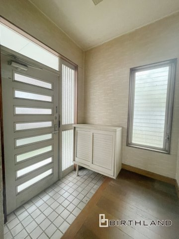 中古戸建・中古住宅　桐生市相生町2丁目　相生小学校・相生中学校の玄関|窓付き玄関は自然光を取り入れ明るい玄関です。