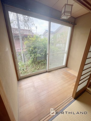 中古戸建・中古住宅　桐生市相生町2丁目　相生小学校・相生中学校のその他|陽当たり良好な縁側！椅子を置いて庭を眺めるなどゆったりとした時間が流れます！