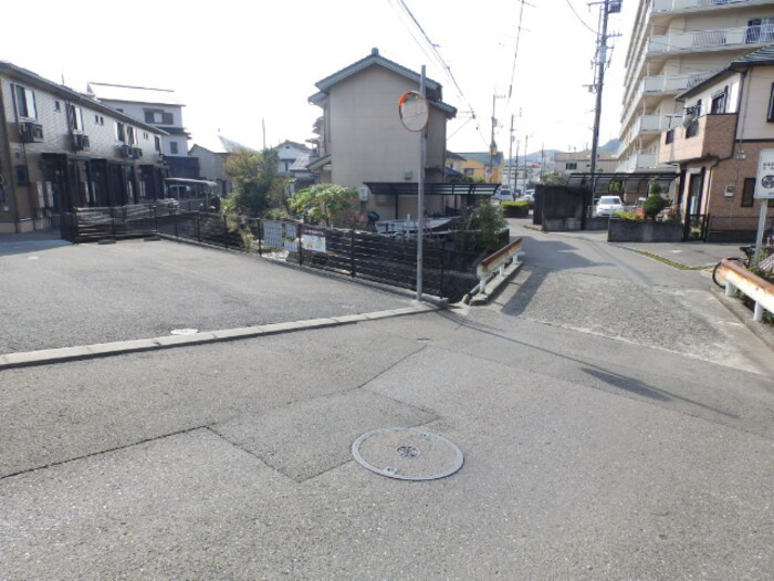 セジュール堂林 A棟の駐車場|敷地入口＆前面道路