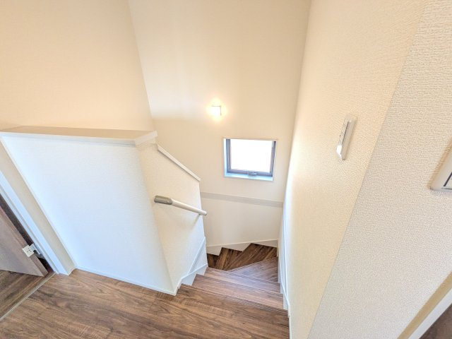 第1　常総市相野谷町　新築戸建て　3号棟の内装|窓付きで明るい階段は、手すり付きでお子様からご年配の方まで安心して上り下りができます♪