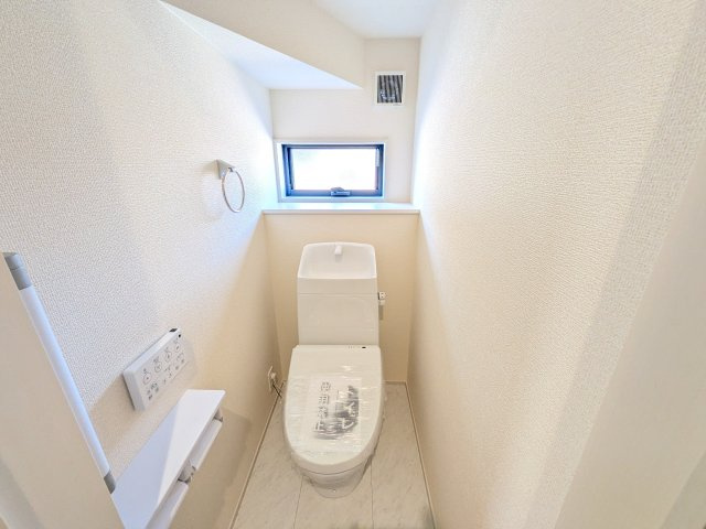 第1　常総市相野谷町　新築戸建て　3号棟のトイレ|窓付きで明るく白を基調とした清潔感のあるトイレは温水洗浄便座付きです♪
