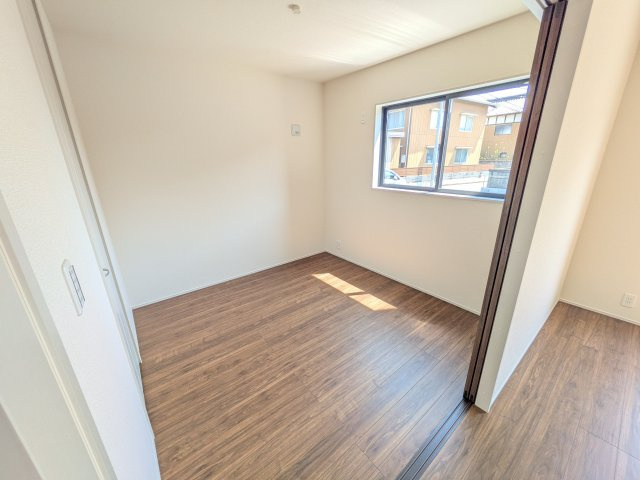 第1　常総市相野谷町　新築戸建て　3号棟の洋室|リビングと繋がる多目的スペース。引き戸を開ければ広々LDK、閉じれば客間や書斎、お子様の遊び場に早変わりします。